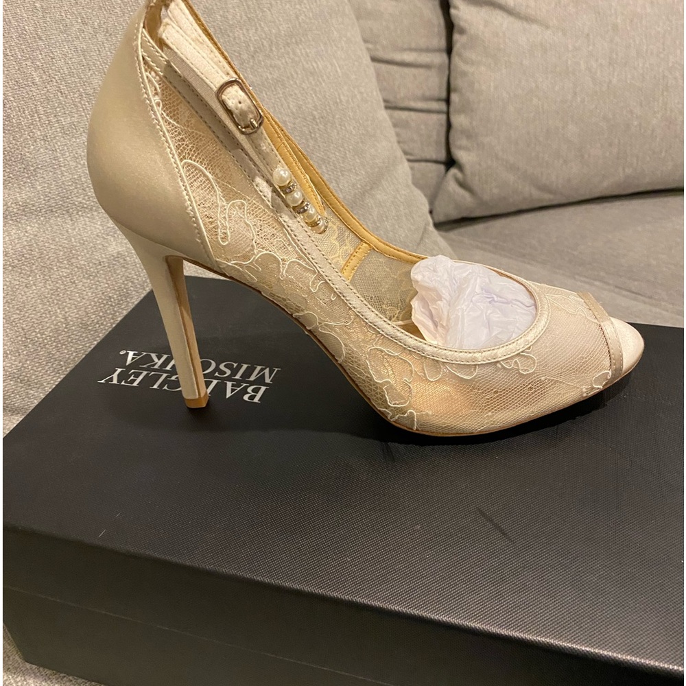 BNIB  Badgley Mischka Lesley Open Toe Bridal Strappy Pump Ivory Lace Size 8 1/2